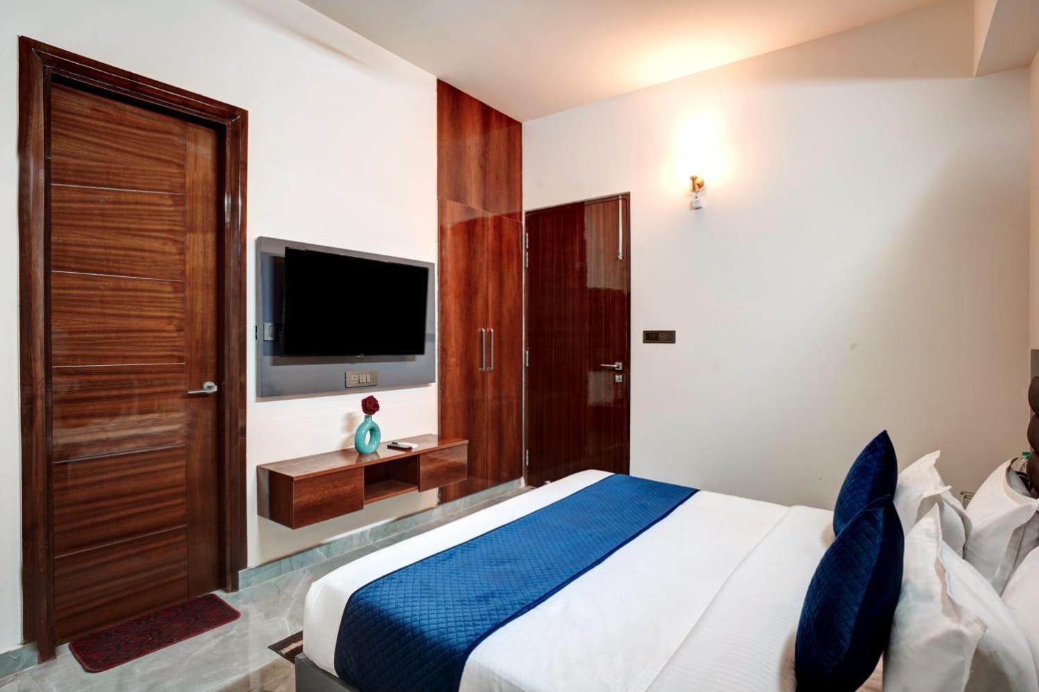 Hotel Elite Grand Near Kailash Hospital Noida Buitenkant foto